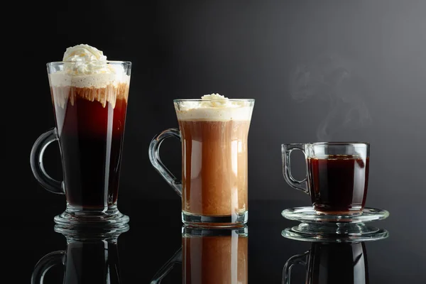 Olika Kaffedrinkar Svart Reflekterande Bakgrund Kopiera Utrymme — Stockfoto