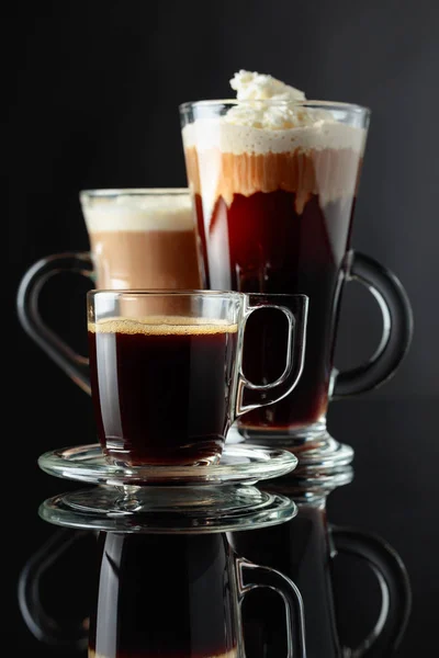 Siyah Yansıtıcı Arka Planda Çeşitli Kahve Içecekler — Stok fotoğraf