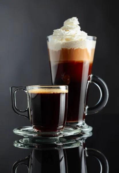 Olika Kaffedrinkar Svart Reflekterande Bakgrund Espresso Och Irish Coffee Glas — Stockfoto