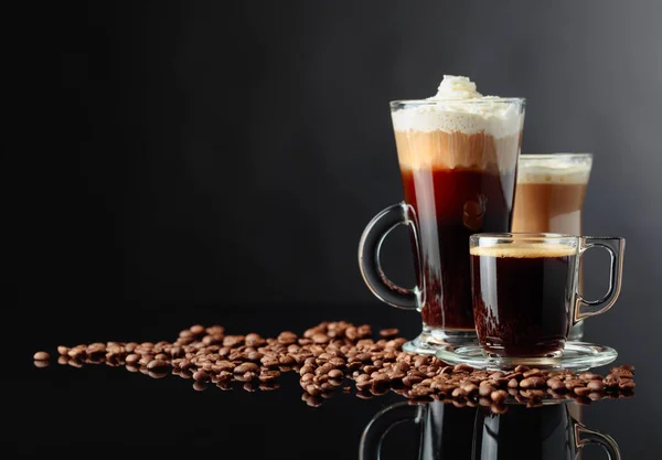Various Coffee Drinks Black Reflective Background Copy Space — Stock Photo, Image