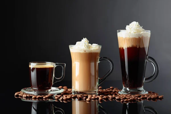 Various Coffee Drinks Black Reflective Background — Stock Photo, Image