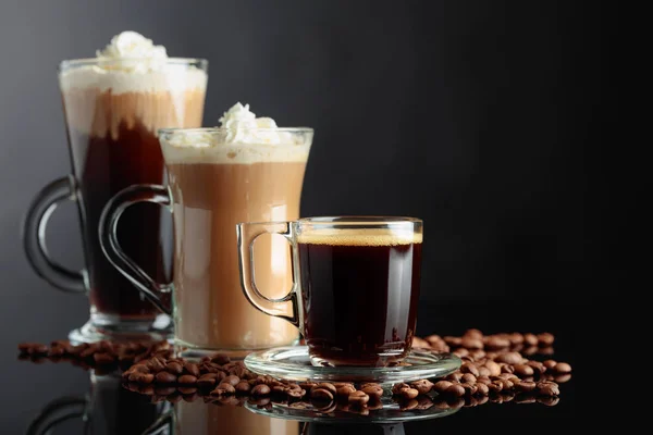 Várias Bebidas Café Fundo Reflexivo Preto Espaço Cópia — Fotografia de Stock