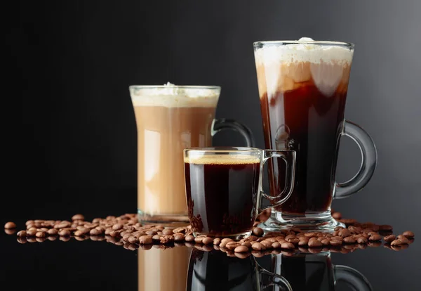 Olika Kaffedrinkar Svart Reflekterande Bakgrund — Stockfoto