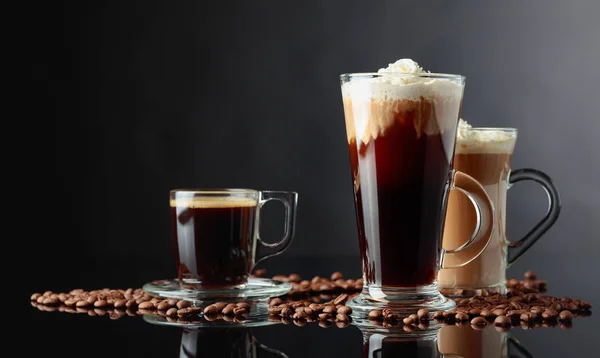 Olika Kaffedrinkar Svart Reflekterande Bakgrund — Stockfoto