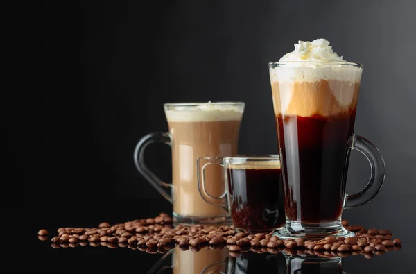 Varias Bebidas Café Sobre Fondo Negro Reflectante — Foto de Stock