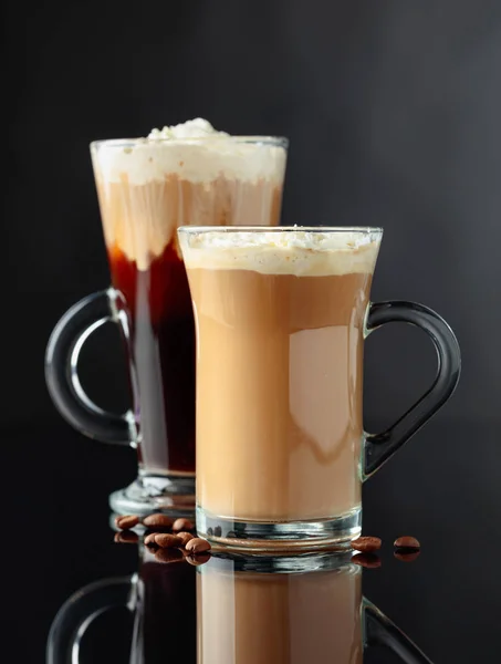 Olika Kaffedrinkar Svart Reflekterande Bakgrund Latte Och Irländska Kaffe Glas — Stockfoto