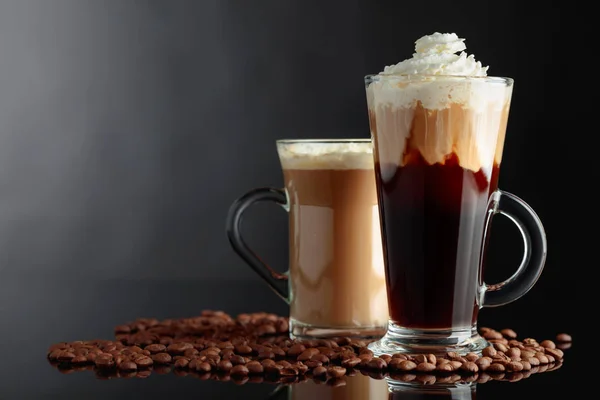 Διάφορα Ροφήματα Καφέ Μαύρο Φόντο Αντανακλαστικό Latte Και Ιρλανδικό Καφέ — Φωτογραφία Αρχείου