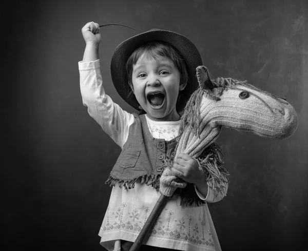 Aranyos Kis Lány Öltözött Mint Egy Cowboy Egy Házi Játszik — Stock Fotó