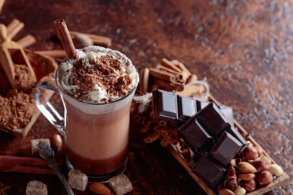 Cacau Com Creme Canela Pedaços Chocolate Várias Especiarias Fundo Marrom — Fotografia de Stock