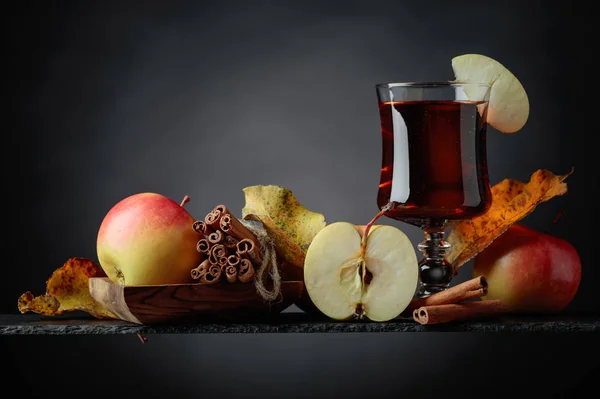Glas Apfelsaft Oder Apfelmost Mit Saftigen Äpfeln Und Zimtstangen Auf — Stockfoto