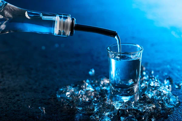 Vodka Hälls Ett Glas Som Lyser Med Blå Bakgrundsbelysning Kopiera — Stockfoto