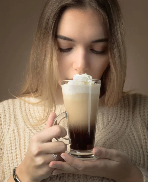 Attraktive Junge Frau Mit Irischem Kaffee Schöne Blondine Pullover Mit — Stockfoto