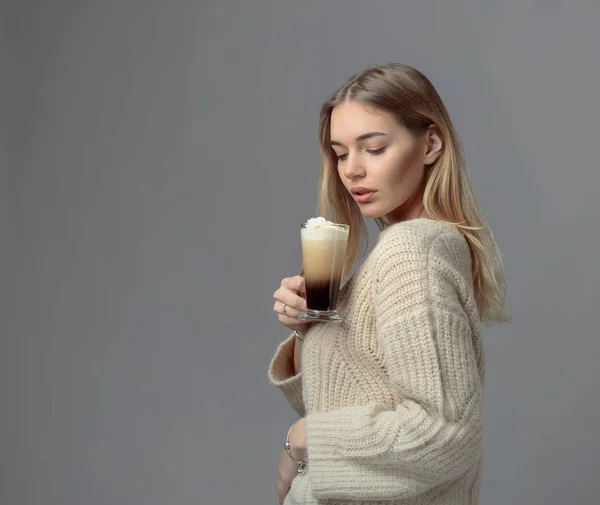 Jovem Atraente Com Café Irlandês Loira Bonita Uma Camisola Segurando — Fotografia de Stock