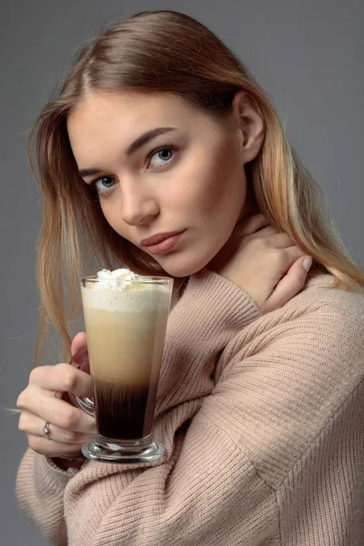 Jovem Atraente Com Café Irlandês Loira Bonita Uma Camisola Segurando — Fotografia de Stock