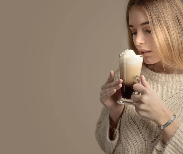 Vacker Blondin Tröja Som Håller Mugg Kaffe Med Grädde Kopiera — Stockfoto
