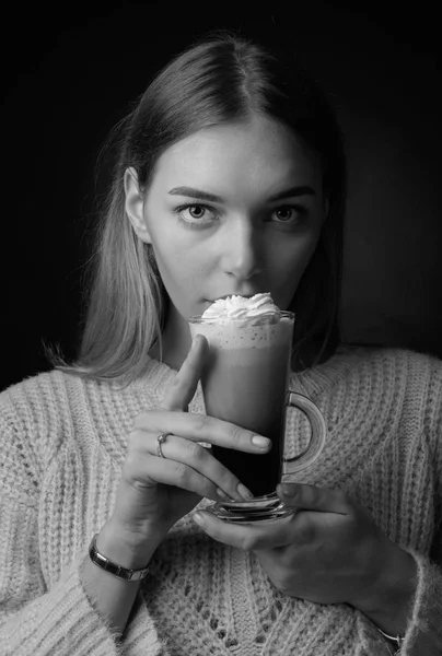 アイルランドのコーヒーの魅力的な若い女性 クリームとのコーヒーのマグカップを保持しているセーターに金髪の美しい — ストック写真