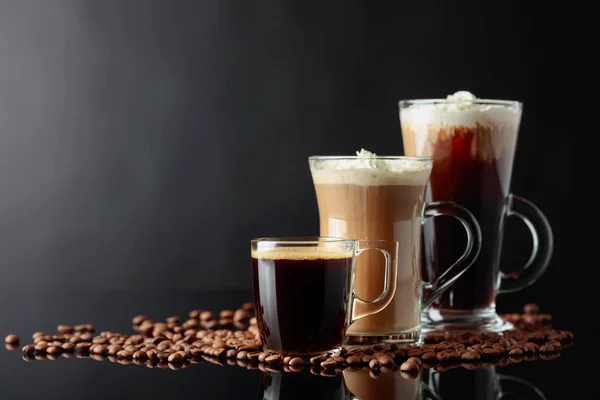各种咖啡饮料的黑色反光背景 复制空间 — 图库照片