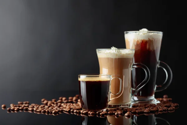 Olika Kaffedrinkar Svart Reflekterande Bakgrund Kopiera Utrymme — Stockfoto