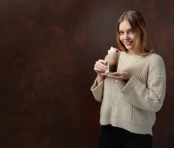 Atrakcyjna Młoda Kobieta Kawa Irlandzku Piękna Blondynka Swetrze Trzymając Kubek — Zdjęcie stockowe