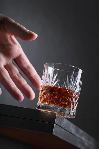 Main Homme Prend Verre Alcool Image Conceptuelle Sur Thème Alcoolisme — Photo