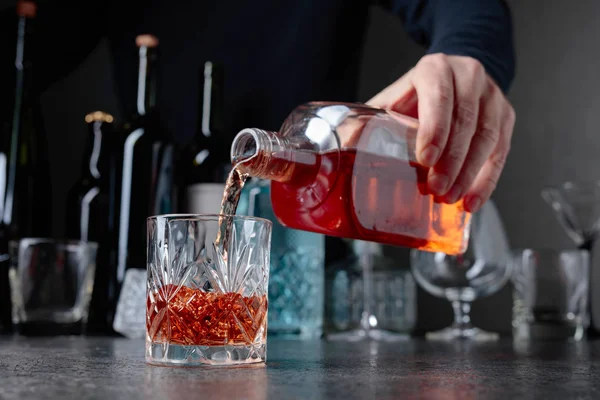 Barman Vierte Whisky Vaso Bar Enfoque Selectivo —  Fotos de Stock
