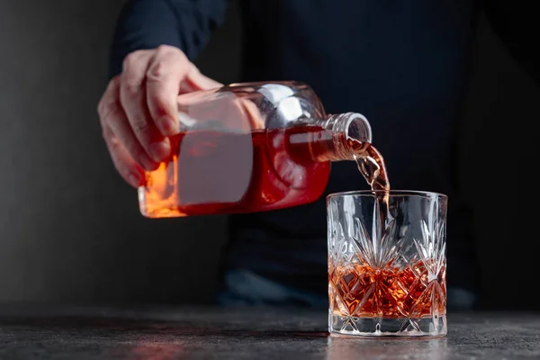 Barman Giet Whisky Een Glas Aan Bar Selectieve Aandacht — Stockfoto