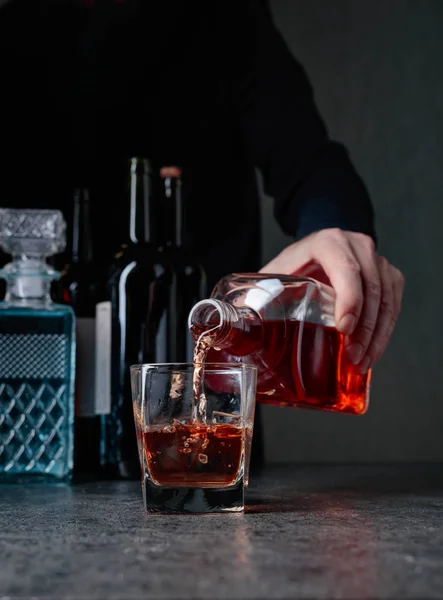 Bartendern Häller Whiskey Ett Glas Baren Selektivt Fokus — Stockfoto