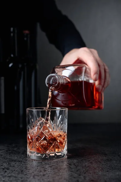 Μπάρμαν Χύνει Ουίσκι Ένα Ποτήρι Στο Μπαρ Επιλεκτική Εστίαση — Φωτογραφία Αρχείου