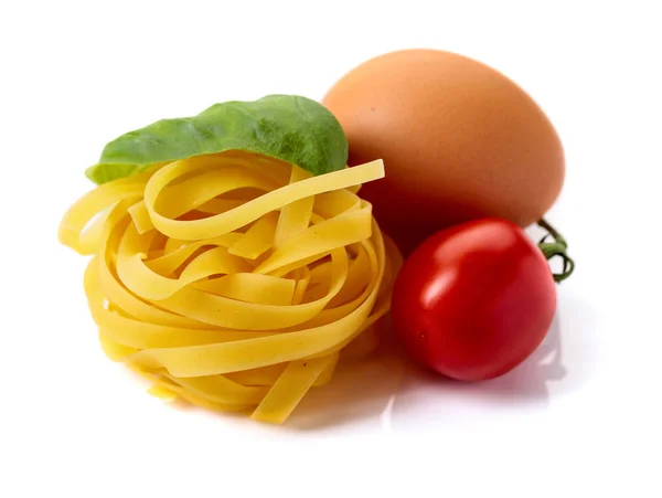 Hausgemachte Rohe Eiernudeln Mit Tomate Und Basilikum Isoliert Auf Weißem — Stockfoto