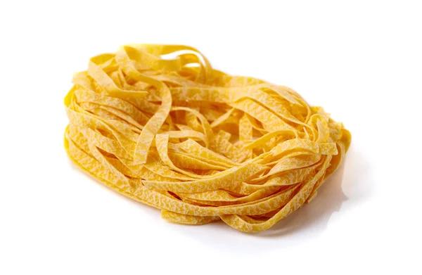 Tagliatelle All Uovo Crude Fatte Casa Isolate Uno Sfondo Bianco — Foto Stock