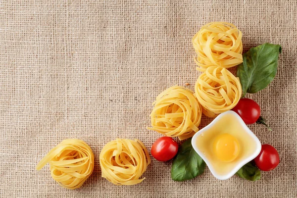 Zelfgemaakte Rauwe Noedels Met Tomaat Basilicum Bovenaanzicht Kopie Ruimte — Stockfoto