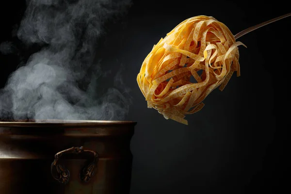 Tagliatelle All Uovo Crude Fatte Casa Vecchia Padella Ottone Con — Foto Stock