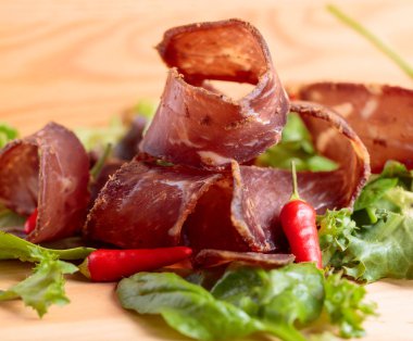 Sağlıklı kuru kurutulmuş ot ve küçük kırmızı biber ile.