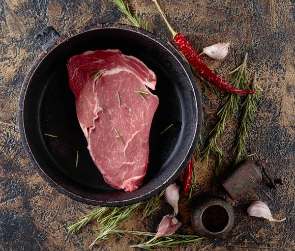 Rauwe Biefstuk Met Kruiden Specerijen Bovenaanzicht — Stockfoto