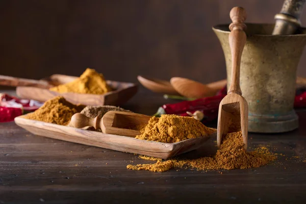 Diverses Épices Indiennes Avec Cuillères Bois Sur Une Vieille Table — Photo