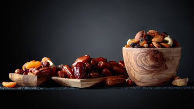 Çeşitli kurutulmuş meyve ve fındık ahşap tabak içinde. Kopya alanı.