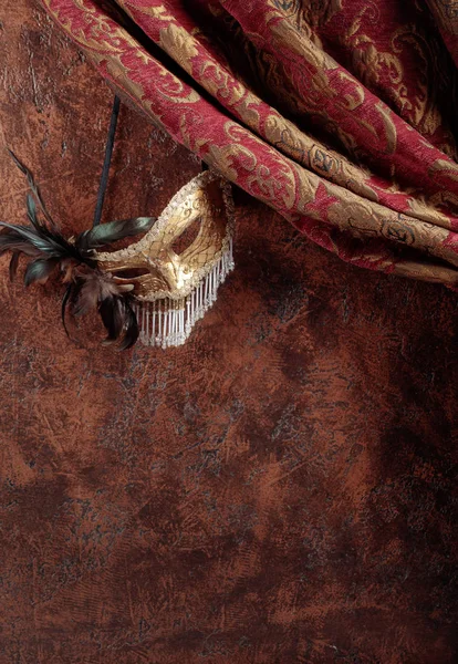 Máscara Antigua Carnaval Veneciano Con Plumas Pedrería Sobre Fondo Pared — Foto de Stock