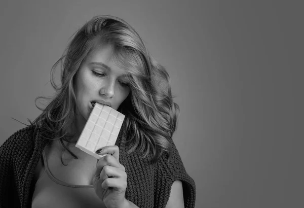 Triste Joven Hermosa Mujer Comiendo Chocolate Blanco Joven Rubia Con — Foto de Stock