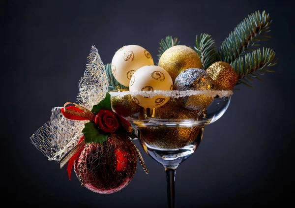 Boules Noël Verre Vin Sur Fond Sombre — Photo