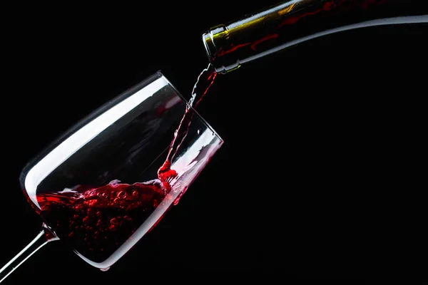 Vin Rouge Versé Dans Verre Vin Sur Fond Noir — Photo