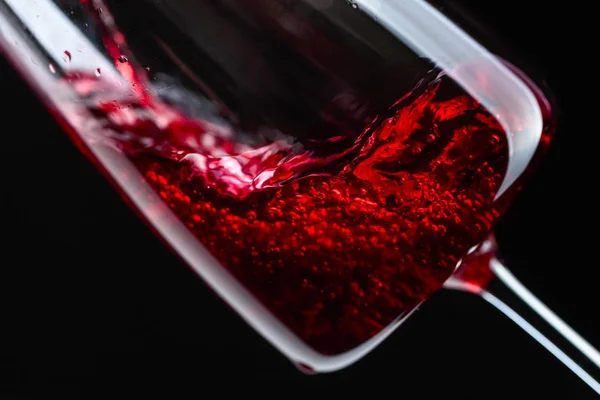 Vinho Tinto Sendo Derramado Copo Vinho Fundo Preto — Fotografia de Stock