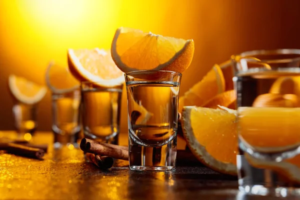 Tequila Gläser Mit Orangen Und Zimtstangen Bei Sonnenuntergang Selektiver Fokus — Stockfoto