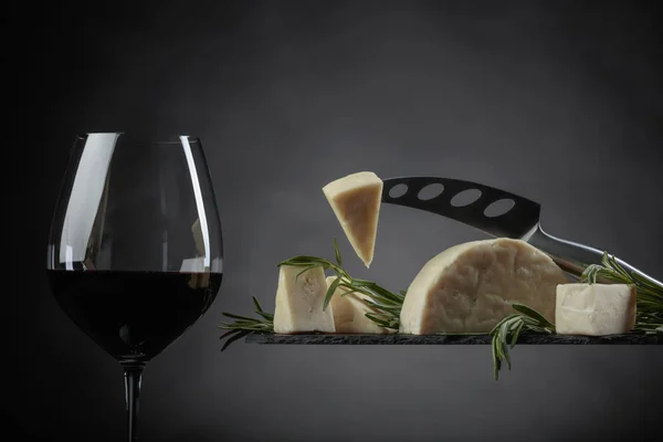 羊のチーズ ローズマリーと黒の背景に赤ワインのガラス — ストック写真