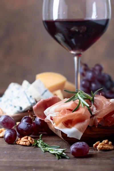 Prosciutto Con Rosmarino Bicchiere Vino Rosso Vecchio Tavolo Legno — Foto Stock