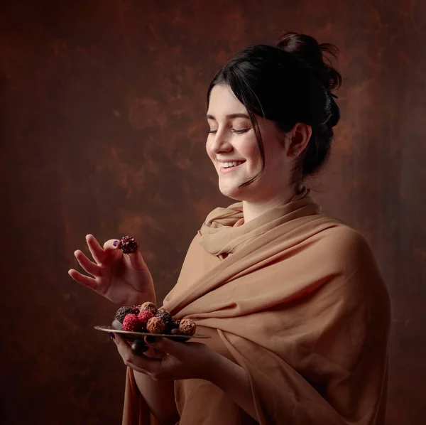 Retrato Una Joven Hermosa Chica Con Chocolate Dulces —  Fotos de Stock