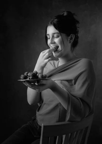 Retrato Una Joven Hermosa Chica Con Chocolate Dulces Blanco Negro —  Fotos de Stock