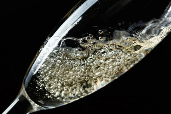 Glas Spritzender Champagner Isoliert Auf Schwarzem Hintergrund — Stockfoto