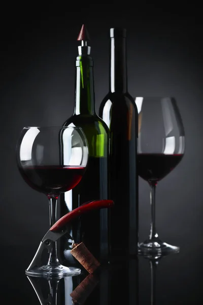 Gläser Und Flaschen Rotwein Mit Korkenzieher Auf Schwarzem Reflektierendem Hintergrund — Stockfoto