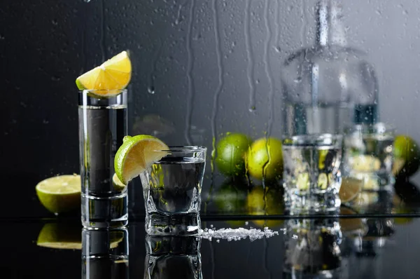 Tequila Gläser Mit Limette Und Salz Auf Schwarzem Reflektierendem Hintergrund — Stockfoto