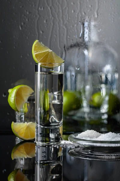 Bicchieri Tequila Con Lime Sale Sullo Sfondo Nero Riflettente Alcol — Foto Stock